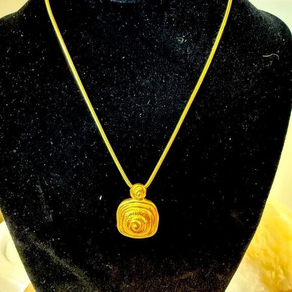 Chic Gold Swirl Pendant Necklace - Picture 1 of 2